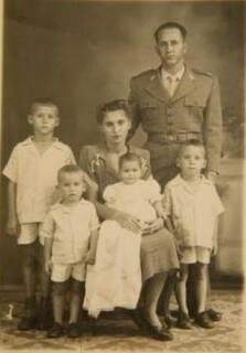 Iron, Alice e todos os filhos depois da guerra. (Foto: Reprodução/Marcos Ermínio)
