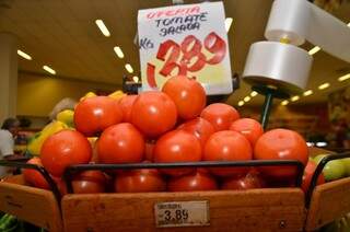 Depois de custar até R$ 9,92, tomate já é encontrado por R$ 3,89 nos supermercados. (Foto: Vanderlei Aparecido)
