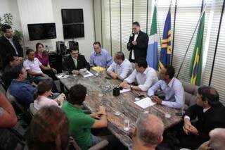 Reunião foi realizada no gabinete do prefeito no Paço Municipal (Foto: Cleber Gellio)