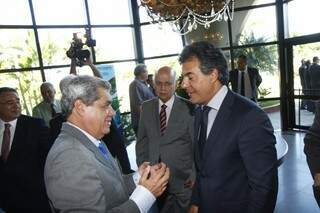 Puccinelli conversa com governador do Paraná, Beto Richa, durante posse no Codesul no dia 19 (Foto: Cleber Gellio/Arquivo)