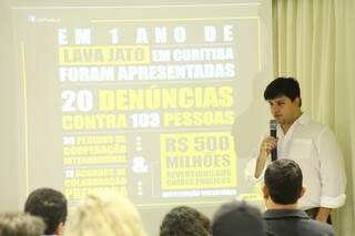 Procurador Silvio Pettengill apresenta dados da operação Lava Jato, durante lançamento da campanha de coleta de assinaturas em apoio às medidas contra a corrupção (Foto: Marcos Ermínio)