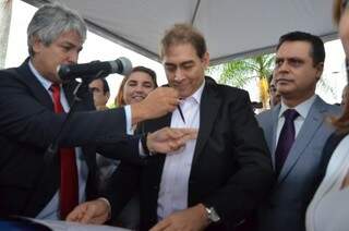 Marcos Alex (PT), que foi líder na Câmara, põe caneta no bolso do prefeito (Foto: Vanessa Tamires)