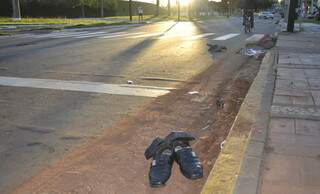 No local onde Davi morreu ficaram os sapatos dele e destroços da moto. (Foto: Luciana Brazil)