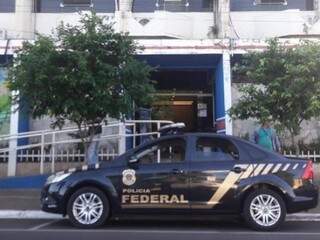 Viatura da Polícia Federal em frente à prefeitura d Três Lagoas. (Foto: Rádio Caçula)