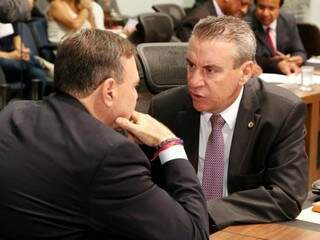 Corrêa (à direita) afirma que, até abril, pretensos candidatos ao governo de MS desistirão da disputa. (Foto: Divulgação)