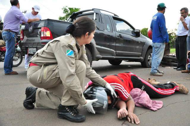  Passageiro de moto fica ferido em colis&atilde;o com Fiat Strada
