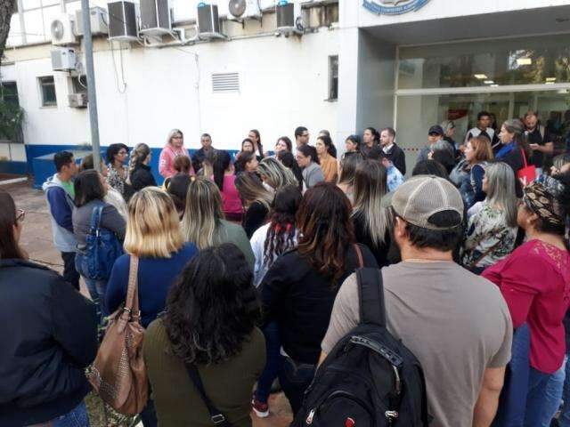 Pais protestam contra substitui&ccedil;&atilde;o de professores da educa&ccedil;&atilde;o especial