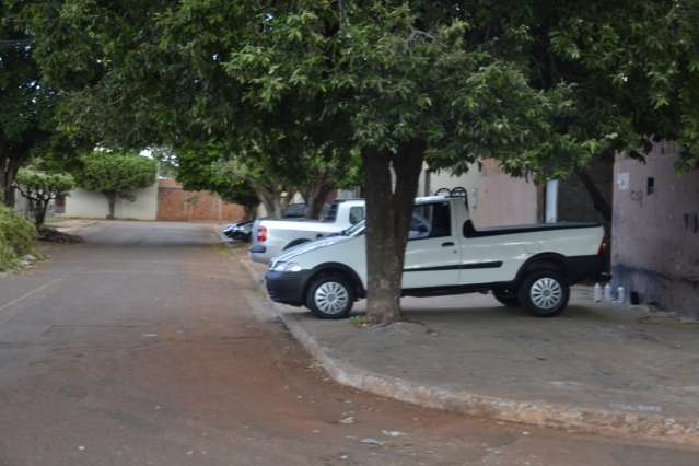 Cal&ccedil;ada vira estacionamento de oficina e carros barram passagem na Vila Nh&aacute;-Nh&aacute;