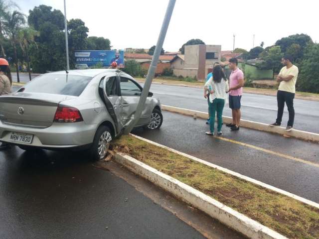Carro rodopia na F&aacute;bio Zahran e bate em poste do canteiro central