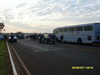 Polícia Militar fechou rodovia e vasculhou acampamentos. (Foto: Divulgação)