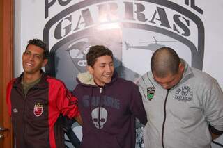Estiver, de casaco do Flamengo, mas diz que é são-paulino; Douglaciel e Wellington. (Foto: Simão Nogueira)
