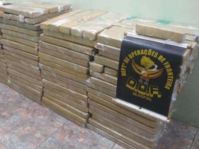 Carro roubado &eacute; apreendido com mais de meia tonelada de maconha ap&oacute;s capotagem