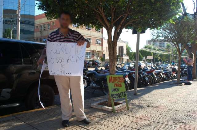 Pai que perdeu a guarda dos filhos protesta em frente ao F&oacute;rum