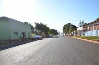 Rua principal de Rochedinho, vilarejo localizado a 20 minutos de Campo Grande (Foto: Vanessa Tamires).