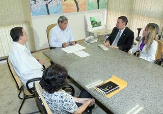 Governador André Puccinelli recebeu prefeito Carlos Augusto da Silva e deputado Paulo Corrêa nesta quarta-feira (Foto: Edemir Rodrigues/Noticias.MS)