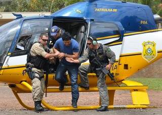 Ivan Costa, apontado como chefe do bando, foi trazido de Cuiabá em helicóptero. (Foto: Vanderlei Aparecido)