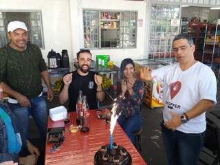 Grupo comemorando aniversário do amigo e motorista Adão na padaria Salomão. (foto: Acervo Pessoal)