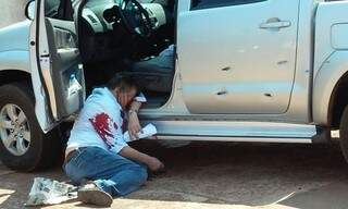Oscar Goldoni caído na porta de sua caminhonete após ser alvejado por tiros de fuzil (Foto: Arquivo)