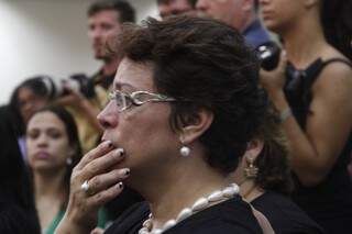 Ritva Vieira, que deixou o PMN para seguir na base de Bernal, chora após Câmara aprovar cassação (Foto: Marcelo Victor)