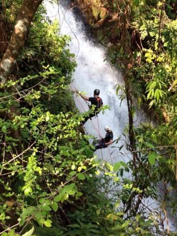 Amigos passam fins de semana ensinando rapel na Cachoeira do C&eacute;uzinho 