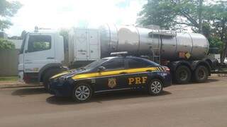 Carreta apreendida pela PRF com carga de 16 toneladas de produtos perigosos (PRF/Divulgação)