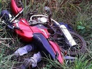 Moto ficou sobre o corpo de motociclista (Foto: Diário Corumbaense)