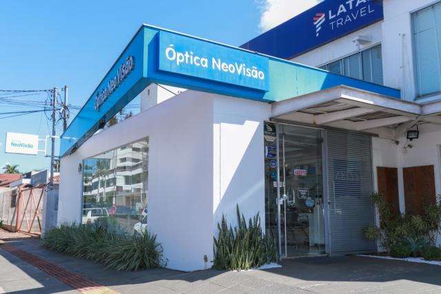 Na Óptica NeoVisão, armação custa R$ 50 e oferta garante lentes em dobro