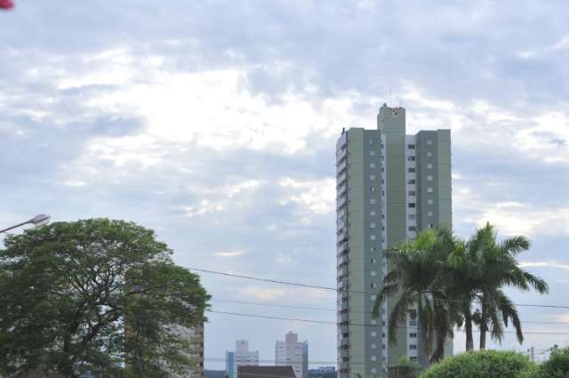 Domingo amanhece com c&eacute;u nublado e previs&atilde;o &eacute; de pancadas de chuva em todo MS