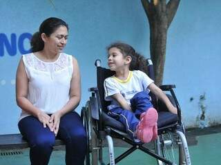 Manuella e a mãe, Terezinha, descrevendo na escola como foi o grande dia. (Foto: Alcides Neto)