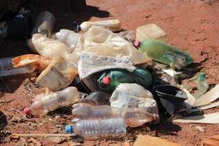 Lixo acumulado perto de um túmulo no Santo Amaro ainda não foi recolhido (Foto: Marcos Ermínio)