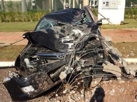 Mulher foge de assalto, perde o controle do carro e colide com poste