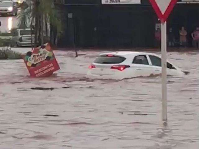 M&atilde;e e filho s&atilde;o resgatados por militares em alagamento na rotat&oacute;ria da Euler
