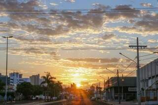 Sol com céu nublado compõem cenário de dia amanhecendo na Avenida Fernando Corrêa da Costa (Foto: Henrique Kawaminami)