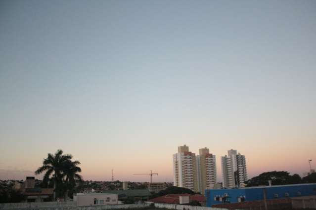 Sexta-feira de c&eacute;u aberto e calor em Campo Grande 