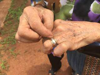 Alianças que continuam na mão esquerda são símbolos de um amor que já dura 72 anos. (Foto: Thailla Torres)