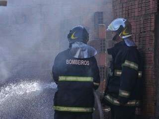 Dos 17 incêndios combatidos na Capital de sábado para cá, sete foram em imóveis como este no Jardim das Perdizes  e 11 em vegetações (Foto/Alcides Neto)