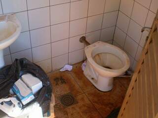 Lixo químico foi encontrado em banheiros sujos. (Foto: MPF)