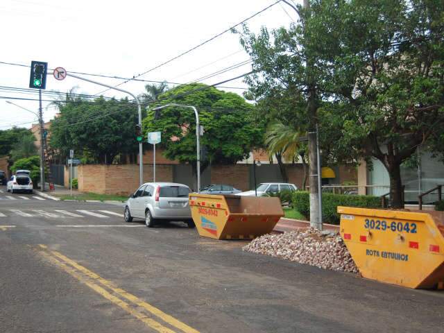  Obras para regularizar cal&ccedil;adas em &aacute;rea nobre deixam entulho na rua