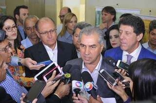Azambuja (centro) afirma que será mais fácil negociar com governo Temer.  (Foto: Alcides Neto)