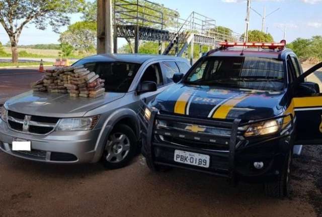 Fam&iacute;lia &eacute; presa transportando 56 kg de coca&iacute;na em fundo falso de ve&iacute;culo 