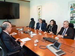 De costas, o presidente da Petrobras, em conversa com Moka, Simone e Guerreiro (Foto: Divulgação/Ascom Simone Tebet)