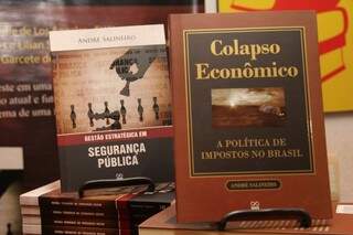 Salineiro escreve segundo livro e afirma que a economia está diretamente direcionada para a melhoria da segurança pública, saúde e educação. (Foto: Marcos Ermínio)