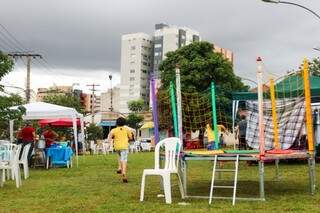 A feira ocorreu na praça Vergnaud Arnaldo de Alencar, no bairro Cabreúva, e teve até cama elástica para criançada (Foto: Marcos Maluf)