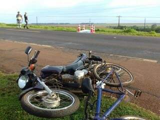 Colisão entre bicicleta e moto arremessou corpo da vítima para acostamento da pista contrária (Foto: Idest)