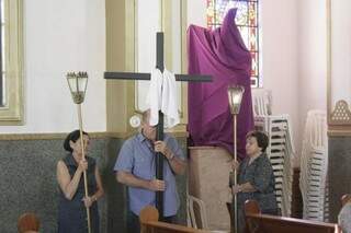 Santos estão cobertos nas igrejas. Católicos na Via Sacra. (Foto: Marcos Ermínio)