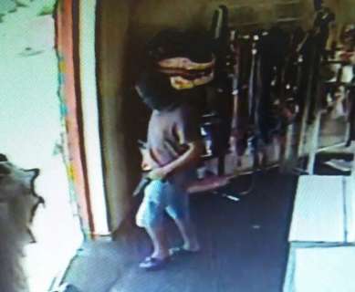 Câmeras flagram homem armado durante assalto em loja de ração