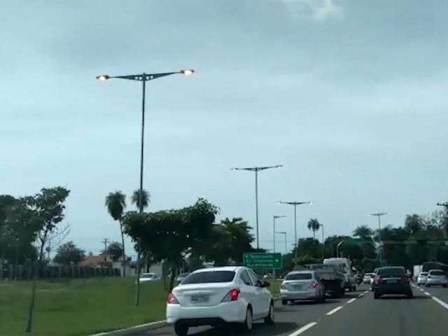 Leitor flagra luzes de postes acesas durante o dia na Duque de Caxias