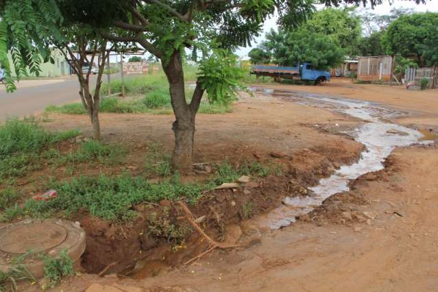 Moradores encontram nascente e usam &aacute;gua at&eacute; para tomar terer&eacute;