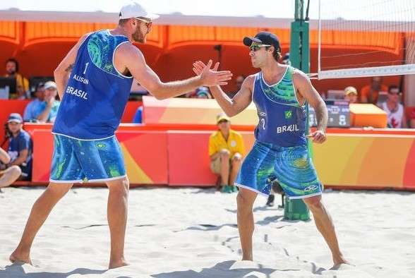 Alison e Bruno vencem no v&ocirc;lei de areia e classifica&ccedil;&atilde;o est&aacute; pr&oacute;xima 