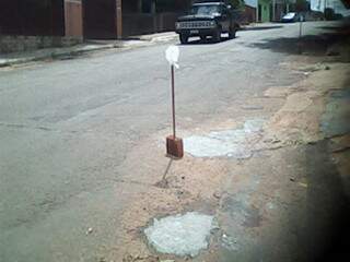 Moradores têm o cuidado de sinalizar o cimento fresco quando tentam consertar o problema. (Foto: Mercosul News)